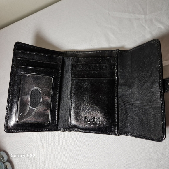 Wilson Leather Women's Wallet - Picture 4 of 5